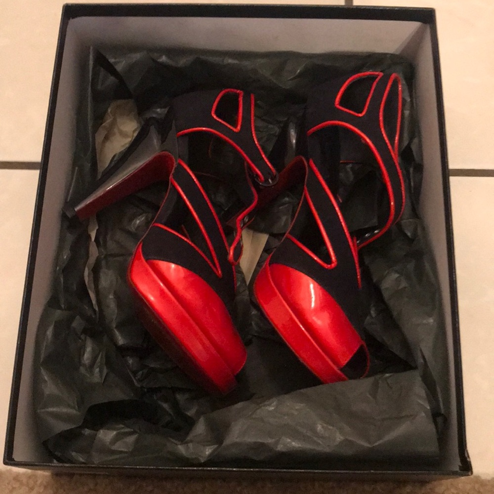 Chanel Navy and Red Heels size 35.5 Brand New Cond - Picture 3 of 8